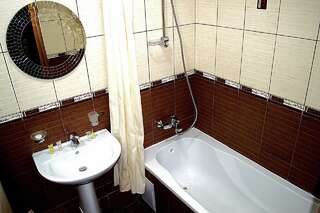 Отель Hotel Gloria Боровое Трехместный номер с собственной ванной комнатой-4